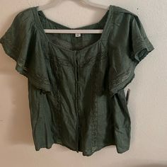 -Green Colored Old Navy Button Up Blouse -Short Sleeve, Beautiful Detailing -Has An Oversized Fit, Can Fit Up To A L -Tags Still On Black Polka Dot Top, White Off Shoulder Top, Light Pink Blouses, Navy Blouse, Blouse Short Sleeve, Flowy Blouse, Flutter Sleeve Top, Old Navy Women, Button Up Blouse