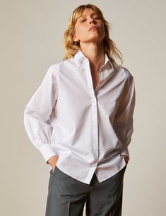 The Cassie white poplin shirt has hammer sleeves and natural mother-of-pearl buttons.


Poplin shirt

100% double-twisted cotton

Oversized cut

Hammer cuffs

Hidden button placket

Gathered cuffs

Natural mother-of-pearl buttons



 

REF : 03FCHCASSIEXCO0045
 Size: 36, 38, 40 White Shirt With Cuffed Sleeves For Office, White Shirt With Cuffed Sleeves And Fold Down Collar, Oversized Elegant Top For Business Casual, Elegant Oversized Tops For Business Casual, Elegant Oversized Shirt For Business, Classic Oversized Shirt With Cuffed Sleeves, Elegant Oversized Business Shirt, Elegant Oversized Shirt With Fold Down Collar, Classic Poplin Blouse With Button Cuffs