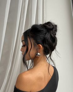 hair hair inspo updo hairstyle styling tutorial haircare aesthetic hair trend timeless look glam makeup beauty skincare Up Do Formal Hairstyles, Dark Hair Updo, Hairstyle 90s, Timeless Hair, Cute Ponytail Hairstyles, Updo Hairstyle, Long Dark Hair