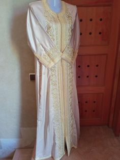 This incredible Vintage light brown Moroccan wedding kaftan dress for women was made in Morocco Made in Morocco Embroidery: handwoven by Moroccan women Fabric: brown silk Embroidery: gold pattern with pearls ❤️❤️ Size and Measurements: Shoulder: 37 cm / 14.5 in Length: 150 cm / 59 in Chest: 54 cm / 21 in Length of sleeves: 47 cm / 18.5 in Width of sleeves: 16 cm / 6 in Hip: 63 cm / 24.8 in Condition: used, Excellent condition, ready to be wearing ❤️ Occasions: Can be used for maternity dress, ba Morocco Embroidery, Wedding Kaftan, Moroccan Women, Moroccan Kaftan, Moroccan Wedding, Moroccan Caftan, Brown Silk, Silk Embroidery, Gold Pattern