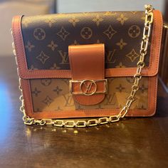 Perfect Condition All Leather Louis Vuitton Bag In The Lv Print. Lv Print, Lv Purse, Bags Louis Vuitton, Louis Vuitton Purse, Vuitton Bag, Louis Vuitton Bags, Louis Vuitton Bag, Bag Lady, Like New