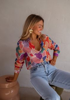 Elevate your style with our patterned colorful long sleeve shirt featuring a classic shirt collar. Crafted from a flowy, light fabric -- it offers both comfort and chic sophistication for any occasion. Our model wears the Light Blue Maddie Jeans Sizes: S / M / L S: Length 23.62 in - Width 17.32 in M: Length 24.40 in - Width 18.11 in L: Length 25.19 in - Width 18.89 in Handwash Bright Classic Outfits, Color Outfits, Mode Tips, Teaching Outfits, Outfit Primavera, Spring Mood, Teacher Outfit, Elegante Casual, Pinterest Fashion