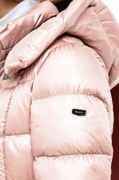 Unleash the perfect blend of style and comfort with the Refrigiwear long women’s down jacket. Ideal for the fashion-forward who refuse to compromise on functionality, this piece boasts a striking pink hue that embodies confidence. The jacket is designed with a practical, visible front zip closure and generously sized front zip pockets, keeping your essentials secured while you’re on the move. Inside, you’ll find two additional pockets for extra storage. Its detachable maxi rain hood not only pro