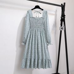 Langärmliges Strandkleid: Genießen Sie Stil und Komfort am Strand

 Wir stellen Ihnen unser langärmliges Strandkleid vor, das perfekte Kleidungsstück, um am Strand ein Statement zu setzen. Dieses aus hochwertigem Chiffonstoff gefertigte Kleid bietet eine reizvolle Kombination aus Stil und Komfort.

 Das langärmlige Strandkleid hat einen elastischen Bund und bietet eine schmeichelhafte Passform für alle Körpertypen. Durch seinen lässigen Stil eignet es sich für verschiedene Anlässe, egal ob Sie am Strand spazieren gehen oder ein Picknick am Strand genießen. Das Kleid hat Blütenblätterärmel und ein knielanges Design, das Ihrem Strand-Ensemble einen Hauch von Eleganz verleiht.

 Eines der herausragenden Merkmale dieses Kleides sind seine langen Ärmel, die zusätzlichen Schutz und Schutz vor So Beach Backpack, Waterproof Beach Bag, Fish Hook Necklace, Shark Earrings, Mermaid Ring, Mermaid Bracelet, Trendy Beach, Beach Earrings, Mermaid Earrings