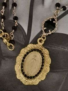 Tradizionale medaglia miracolosa della Madonna, swarovski nero e catena del rosario in cristallo in tono oro, per questa collana glam italiana. Pezzo unico. Sul mio negozio etsy puoi comprare l'anello da indossare per un set glamour. Antique Miraculous Medal Necklace As Gift, Vintage Nickel-free Crucifix Necklace, Vintage Miraculous Medal Pendant Jewelry, Vintage Miraculous Medal Necklace As Gift, Vintage Miraculous Medal Necklace Gift, Antique Miraculous Medal Pendant Jewelry, Antique Jewelry With Miraculous Medal For Collectors, Vintage Crucifix Necklace With Miraculous Medal, Victorian Jewelry With Miraculous Medal For Gifts