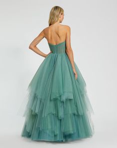 Este elegante vestido de gala presenta un escote palabra de honor y un elaborado detalle en la parte superior. La falda escalonada le agrega un toque romántico a este look atemporal. Perfecto para eventos formales u ocasiones especiales, este vestido de gala con bustier seguramente causará sensación.



 Mac Duggal


 Tejido de tul con purpurina (100% poliéster)

 Totalmente forrado


 Escote bustier sin tirantes


 Sin mangas


 Detalle de falda escalonada

 Cremallera trasera


 Aproximadamen Prom Ballgown, Robe Fuchsia, Champagne Formal Dresses, Orange Prom Dresses, Blush Prom Dress, Navy Blue Prom Dresses, Red Sequin Dress, Navy Blue Bridesmaid Dresses, Champagne Bridesmaid Dresses