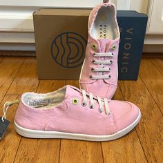 Nwt Never Worn Comfortable Lace-up Beach Sneakers, Casual Pink Sneakers With Adjustable Fit, Casual Lace-up Beach Sneakers, Trendy Beach Sneakers For Summer, Trendy Summer Beach Sneakers, Spring Beach Sneakers Lace-up, Low-top Beach Sneakers For Spring, Comfortable Low-top Sneakers For Beach, Casual Sneakers With Cushioned Footbed For Vacation