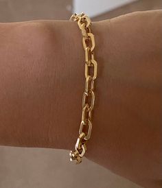 Chain link bracelet made with solid gold.  -  Chain thickness: 5mm -  Link size: 9mm -  Link thickness 1.2mm -  Lobster clasp -  Choose from 5.5 inch, 6 inch, 6.5 inch, 7 inch, 7,5 inch Classic Gold Chunky Link Bracelet, Classic Gold Bracelet With Chunky Chain, 14k Gold Chunky Chain Link Bracelet, 14k Gold Bracelet With Chunky Chain Links, 14k Gold Chunky Link Bracelet, Classic Yellow Gold Bracelets With Chunky Chain, 14k Gold Bracelet With Chunky Rectangular Links, Gold Coin Choker, Faceted Bead Bracelet