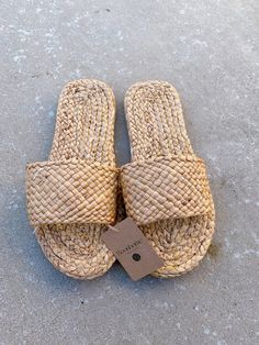 Woven slippers made of natural hyacinth, rubber sole, They are very lightweight and comfortable. Good for beach day or any day also can use indoor and outdoor. perfect for summer and spring. complete look with natural aesthetic look.  They are 100% handmade and made to order,the bottom made from natural materials and on the top decorated with handmade woven macrame.  This product is low impact to environment. The quality is great with handmade.    Size          S  EU 35 -36          M EU 36-37          L  EU 38 - 39          XL EU 30 - 40 Casual Braided Flip Flops For Beach, Casual Braided Flip Flops For Vacation, Adjustable Braided Flip Flops For Vacation, Casual Adjustable Braided Flip Flops, Beige Braided Sandals For The Beach, Comfortable Braided Sandals, Comfortable Beach Slippers With Woven Sole, Summer Open Toe Jute Sandals, Summer Jute Open Toe Sandals