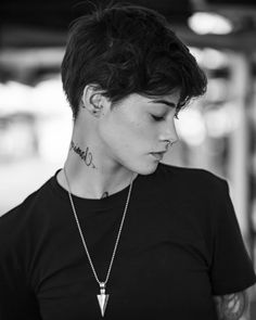 Aden Caillault, Queer Haircuts Androgynous Style, Short Hair Cuts Thick Hair, Hair Cuts Thick Hair, Lesbian Short Hair