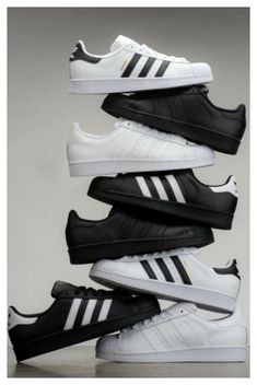 Adidas Superstar Outfit Men, Luxury Shoe Closet, Sneakers Adidas Superstar, Superstar Outfit, Nike Shoes Blue, Adidas White Shoes, Fly Shoes, Adidas Shoes Superstar, Mens Summer Outfits