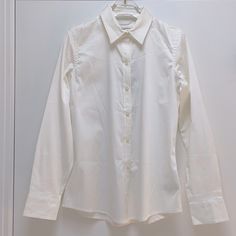 Classic White Collared Shirt Has Some Stretch So Super Comfortable Nice Thick Fabrication So Not See Through Pearlized Buttons Down Front And Sleeves New With Tags White Satin Dress Shirt, Women White Button Up, White Button Down Shirt Women, White Button Up Shirt Outfit, White Collared Shirt Outfit, Fall Thrifting, Collared Shirt Outfit, Extra Fits, White Button Down Shirt Outfit