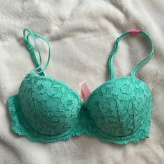 Size 32d Push Up Green Lace Bra With Padded Cups, Bra Collection, Bra Fitting Guide, Velvet Bra, Bra Items, Victoria Secret Pink Bras, Pretty Bras, Bra Size Guide, Pink Bralette