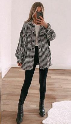 Fall Outfits Date Night Going Out, Casual Texas Fall Outfits, Women’s Fall Fits, Black And White Autumn Outfits, Fall Outfits For Walking Around, Fall Day Date Outfit Casual, Colorado Fall Fashion, Fall Fits For Work, 30 Year Old Fall Fashion Women