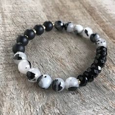 Casual Black Beaded Bracelets With Natural Stones, Casual Black Bracelets With Natural Stones, Casual Black Stretch Bracelet With Gemstone Beads, Casual Black Hand-strung Stretch Bracelet, Black And White Bracelets, Stretch Beaded Bracelets, Stretch Beaded Bracelets Diy, Bracelets Diy, White Bracelets