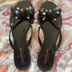 Brand New Never Been Worn. Valentino Bow Sandals Valentino Slides, Valentino Rockstud Sandals, Valentino Sandals, Rope Sandals, Expensive Shoes, Valentino Garavani Shoes, Woven Sandals, Valentino Black, Caged Sandals