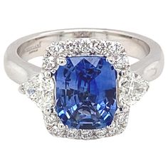 a blue sapphire and diamond ring with diamonds around the shan shan shan shan shan shan shan shan