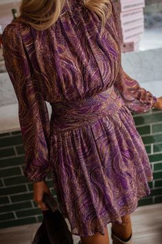 This stunning Purple and Golden Ryme Dress features a crewneck, long sleeves, and an elastic waistband for a comfortable and flattering fit. The golden details add a touch of elegance and the elastic at the wrists keep the sleeves in place. The dress is also lined and has a flowy, flowy silhouette that is sure to make you feel confident and glamorous. Our models are also wearing the Brown Suede Pascal Bag Sizes: S / M / L S: Length 34.6 in - Width 11.8 in M: Length 35.0 in - Width 12.6 in L: Len Elegant Party Dresses With Elastic Waistband, Long Sleeve Dresses With Elastic Waistband, Elegant Fall Dresses With Elastic Waistband, Long Sleeve Dresses With Elastic Neckline, Elegant Long Sleeve Dress With Elastic Neckline, Fluid Design, Rubber Bands, The Purple, Brown Suede