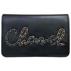 Borsa firmata Chanel, modello Wallet On Chain Logo, realizzata in pelle liscia nera con hardware argentati. Dotata di una patta con chiusura a bottone calamitato, internamente rivestita in tessuto nero, capiente per l’essenziale. Munita di una tracolla sottile in pelle e catena intrecciata con indossare la borsa a spalla. Completa di piccola tasca interna, caratterizzata sulla parte frontale da una scritta in rialzo Chanel in catena. Presenta card originale, anno di produzione 2019, si presenta Dior New Look, Chain Logo, Chanel Chevron, Vintage Chanel Bag, Chanel Crossbody, Chanel Suit, Vintage Crossbody Bag, Bags Messenger, Chanel Mini