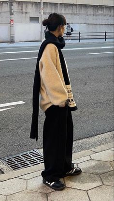 Coat 2024 Women, Tokyo Fashion Winter, Tokyo Winter Outfit Women, Winter In Tokyo Outfit, Oversized Sweater Outfit Korean, European School Outfits, Tokyo Autumn Outfit, Tokyo Outfits Winter, Big Coat Outfit