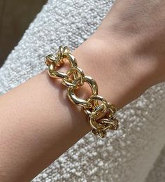 "𝓦𝓮𝓵𝓬𝓸𝓶𝓮 𝓽𝓸 𝓛𝓲𝓸𝓷𝓱𝓮𝓪𝓻𝓽 𝓳𝓮𝔀𝓮𝓵𝓻𝔂 𝓢𝓱𝓸𝓹 ♥ Gorgeous handmade high polished specialty link chain Bracelet crafted in 14K Italian yellow gold. The chain bracelet is a statement piece by itself or can be layered with other bracelets. The bracelet is 7.5\" but if you desire a different length that's not listed below send us a message and we will send you a link. *Please check measurements below, items may appear larger on the screen. MEASUREMENTS Link: 19.5mm x 26.9mm ITEM DET Link Chain Bracelet, Bracelet Crafts, Chain Link Bracelet, Link Chain, Link Bracelets, Chain Bracelet, Chain Link, Statement Pieces, Jewelry Shop