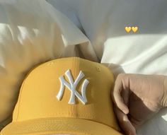 Gelber New Era Cap für ein Positiven und guten Style‼️💛 Nyc Cap, One Make Racing, Lakers Hat, Cap Outfit, I Love Nyc, Instagram Pose