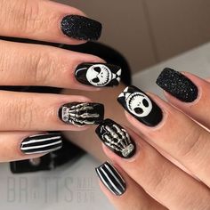 Halloween Nail Art Easy, Black Halloween Nails, Halloween Nails Diy, Holloween Nails, Halloween Nails Easy, Halloween Acrylic Nails, Cute Halloween Nails, Halloween Disney, Pumpkin Nails