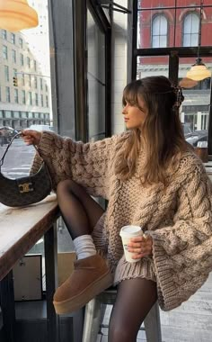 Осень, Уют Women Fall Dress, Fall Styling Outfits, Warm Fall Aesthetic Outfits, Fall Insta Outfits, Woman Autumn Outfits, Cozy And Cute Outfits, Fall Style Inspo Aesthetic, Cute Fall Picture Outfits, Fall And Winter Outfits Casual