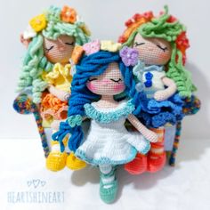 there are three little dolls made out of crochet