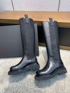 100% leather knee high 48cm include 5cm platform height. Platform Boots Outfit, Chelsea Boots Outfit, Colored Boots, Knee High Boots Flat, Boots Ideas, Knee Length Boots, High Leather Boots, Black Boots Tall, Fresh Shoes