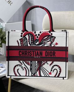 Description CHRSTN DR Medium DYOR Book Tote Latte Multicolor Cupidon Embroidery, Red/White, For Women Women’s Handbags, 41cm CD M1296ZTQG_M941 Rep 1:1 Size: 42 x 35 x 18.5 cm (Length x Width x Height) The DYOR Book Tote is an original creation introduced by Maria Grazia Chiuri, DYOR’s Creative Director, and has become a staple of the DYOR aesthetic. Designed to hold all the daily essentials, it is fully embroidered with the latte multicolor Cupidon motif, resonating with the Greek inspiration of Christian Dior Handbags, Dior Aesthetic, Embroidery Red, Dior Book, Louis Vuitton Shirt, Chanel Shirt, Dior Book Tote, Maria Grazia Chiuri, Maria Grazia