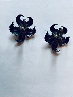 "This is a whimsical pair of vintage sterling silver (.925) floral/flower \"screw back/clip on\" earrings. Note: They do not have physical clips, but they are for non-pierced ears. The backs screw until the earring is secure in place against one's earlobe. Material(s): sterling silver (.925) Total weight 7.2 grams Flaws (if any): None to mention Marking(s): \"925\" (translating to \"sterling silver) Measurements: These earrings measure one inch in height and one inch in width. If you have any qu Gold Cross Pendant, One Inch, Gold Cross, Earrings Vintage, Floral Flower, Pierced Ears, Wedding Earrings, Floral Flowers, Custom Rings