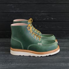 "#SamuraiMocToe - 6-inch Classic Moc Mens and Women's Boots in Green Cowhide Waxed Leather. Heritage Style Handmade Boots with Classic Moc stitching and Traction Tred outsole.  Made-to-measure boots for denimheads. Stylish Work lace up Boots for Every Day Wear.  These Classic Moc Toe will be perfect for your Daily Rugged Style. Upper material: Waxed Leather Lining material: Genuine leather. Add Insole: EVA + Genuine Leather. Midsole: Vegetable-tanned leather. Outsole: Vibram® Morflex. Season: spring-summer-autumn-winter. Available Sizes: 37-47  Please pay attention to the shoes sizes and maximum length of the foot. Sizes: (Insole Length) Joint/Ball Girth 37 (24,4cm) US(6-6.5) Joint/Ball Girth = (23,9cm) 38 (25,0cm) US(7) Joint/Ball Girth = (24,3cm) 39 (25,6cm) US(7.5) Joint/Ball Girth = (2 Men Jeans And Boots Outfits, Lace Up Leather Boots, Best Boots, Handmade Boots, Moc Toe Boots, Rugged Boots, Handmade Boot, Pink Boots, Rugged Style