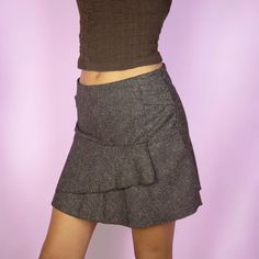 The Y2K Brown Layered Mini Skirt is a vintage 2000s boho fairy grunge inspired stretchy dark brown tiered skirt with side zipper closure. Made in Italy. TAG SIZE S MEASUREMENTS Length 37cm - 14.57 inch Waist 70cm - 27.55 inch Hips 88cm - 34.65 inch Our model is 172 cm tall and usually wears size XS. Please be aware that some items may be slightly pinned on the model to demonstrate the correct fit. We ship worldwide from Spain and offer free shipping on all orders when you buy 3 items or more! ♥ Brown Tiered Skirt, 2000s Boho, Rock Y2k, Vintage Mini Skirt, Boho Fairy, Mini Rock, Layered Mini Skirt, Vintage 2000s, Fairy Grunge