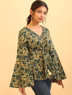 Unique Kurti Patterns, Indian Tops With Jeans, Short Kurtis For Jeans Fashion, Short Kurti Ideas, Kurti Designs Cotton, Dressup Ideas, Stitching Clothes, Short Kurti Designs, Jean Styles