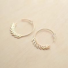 These lovely little open hoop earrings with an ear of wheat pattern are perfect for a sophisticated and trendy look. Diameter: 3 cm. The jewel is delivered in pretty gift packaging. Material: gold plated Hypoallergenic, this jewel is water resistant and does not darken! Delicate Gold Brass Hoop Earrings, Delicate Small Hoop Gold-plated Earrings, Delicate Gold Hoop Earrings In Brass, Dainty Metal Hoop Earrings Gift, Delicate Gold Plated Small Hoop Earrings, Delicate Small Gold Plated Hoop Earrings, Delicate Gold-plated Hoop Earrings, Delicate Gold Hoop Earrings For Pierced Ears, Delicate Gold Plated Hoop Earrings With Ear Wire