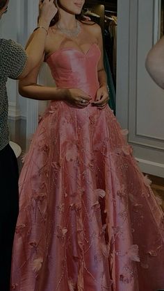 Queen Dresses, Runway Fashion Couture, Famous Outfits, Deb Dresses, Fancy Gowns, Simple Prom Dress, Party Fits