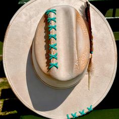 This Custom Cowboy Cattleman Rancher Hat Is Made Of Vegan Suede. The Banded Brim Fits Most Head Sizes (56-68 Cm) And Is Great For Ensuring A Comfortable Fit. Western White Boater Hat With Flat Crown, White Western Boater Hat With Flat Crown, Alt Cowgirl, Burnt Felt Hat, Custom Hats For Women, Hat Bar Ideas, Rancher Hat Outfits, Custom Cowgirl Hats, Grunge Hats