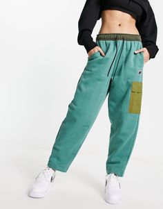 Leggings by Nike Can't go wrong in sweats Elasticated drawstring waist Functional pockets Logo patch to leg Regular fit Sports Khaki Sweatpants With Pockets, Green Sweatpants With Pockets For Sports, Sporty Cargo Pants With Patch Pockets For Streetwear, Sporty Streetwear Cargo Pants With Patch Pockets, Utility Sweatpants With Drawstring For Loungewear, Utility Drawstring Sweatpants For Loungewear, Utility Style Drawstring Sweatpants For Loungewear, Sporty Khaki Joggers With Pockets, Sporty Cargo Style Sweatpants