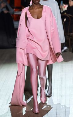 Pink Runway Looks, Nyfw 2022 Runway, Powder Pink Outfit, Pink Chic Outfit, Marc Jacobs Outfits, Marc Jacobs Aesthetic, Marc Jacobs Clothes, Monochromatic Outfit Aesthetic, Pink Fashion Aesthetic