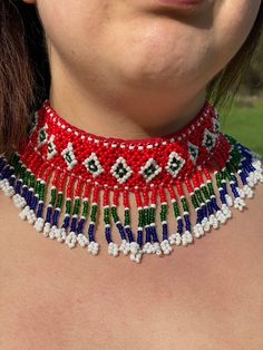 Collier perles ras Afghan kuchi faite à la main très haute qualité par tribu kuchi d'Afghanistan. Handmade Embroidery Designs, Simply Beautiful, Timeless Pieces, Pendant Necklaces, Jewelry Necklace Pendant, Embroidery Designs, Give It To Me, Handmade Items, Jewelry Necklaces