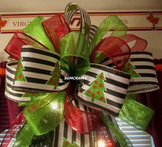 a green and red christmas tree bow