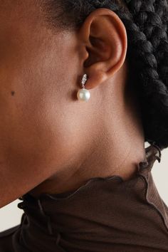 MIKIMOTO keeps pearls at the heart of all its creations. Made from 18-karat white gold using traditional techniques, these earrings are set with the timeless pairing of - Akoya cultured pearls and round-cut diamonds. Mikimoto Pearl Earrings, Mikimoto Earrings, White Gold Drop Earrings, Mikimoto Pearls, Pearl And Diamond Earrings, Classic Earrings, Gold Pearl Earrings, Diamond Hoop Earrings, Sapphire Earrings