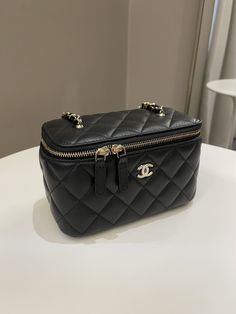 Chanel 23C Quilted Pearl Crush Vanity RectangularBlack Lambskin LGHWSize 16 x 10 x 8 cmAdjustable chainMicrochip StickerDec 2022New w sealIncludes full set box, dust bag and receiptPrice now 4750 sgd 3560 usd CN5554-01 Chanel Bag Inside, Chanel Box Bag, Chanel Vanity Bag Outfit, Chanel Vanity Bag, Chanel Cosmetic Bag, Chanel Makeup Bag, Chanel Vanity, Chanel Box, Vanity Bag