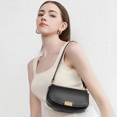 Discover Elegance and Functionality Embrace timeless style with our Genuine Leather Crossbody Shoulder Bag. Designed for the modern woman who appreciates sophistication without sacrificing functionality, this bag is a testament to classic European and American retro designs. Available in chic black, warm khaki, and elegant beige, this versatile accessory is perfect for any occasion. Exceptional Quality and Design Crafted from high-quality second layer cowhide, the bag's texture is both visually appealing and durable. The solid pattern and hard box shape ensure that your belongings are protected and organized, while the hasp closure secures them stylishly. Its small square size makes it an ideal choice for those who value light and efficient travel. Product Features Type: Shoulder & Crossbo Saddle Handbags, Moda Retro, Lock Style, Retro Mode, Retro Designs, Ciabatta, Estilo Casual, Moda Casual, Crossbody Shoulder Bag