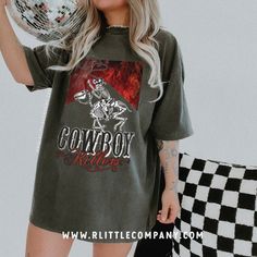 Trendy Oversized Pre-shrunk Shirt, Fall Hip Hop Short Sleeve T-shirt, Hip Hop Short Sleeve T-shirt For Fall, Casual Oversized Shirt With Custom Print, Trendy Oversized Tops With Custom Print, Oversized Graphic Tee With Custom Print, Grunge Style Relaxed Fit Top With Custom Print, Cowgirl Tshirt, Look Western