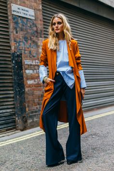 Striped blouse, wide leg trousers, burnt orange trench. Zara Pieces, Estilo Olivia Palermo, Orange Coat, London Fashion Weeks, Orange Outfit, Beige Outfit, Zara Outfit, Mode Casual, Olivia Palermo