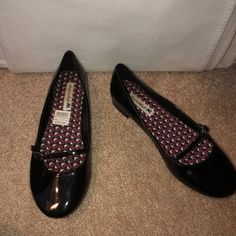 Never Worn Size 7 . Smoke Pet Free Immaculate Home. White Crocs, Sparkle Flats, Trending Heels, Black Suede Flats, Glitter Flats, Payless Shoes, Grey Flats, White Wedges, Suede Flats