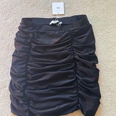 Never Worn Black Stretch Ruched Mini Skirt, Black Ruched Stretch Mini Skirt, Black Ruched Mini Skirt For Party, Casual Black Skirt For Going Out, Black Ruched Bottoms For Spring, Spring Black Ruched Bottoms, Spring Ruched Black Bottoms, Black Stretch Mini Skirt For Going Out, Black Ruched Bottoms For Night Out