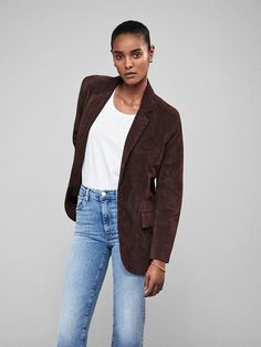 Chocolate Blazer Outfit, Brown Suede Blazer Outfit, Classic Fall Suede Blazer, Classic Suede Blazer For Workwear, Fall Suede Blazer For Business, Suede Blazer For Business In Fall, Brown Suede Blazer For Work, Fitted Suede Blazer For Fall, Elegant Suede Blazer For Fall